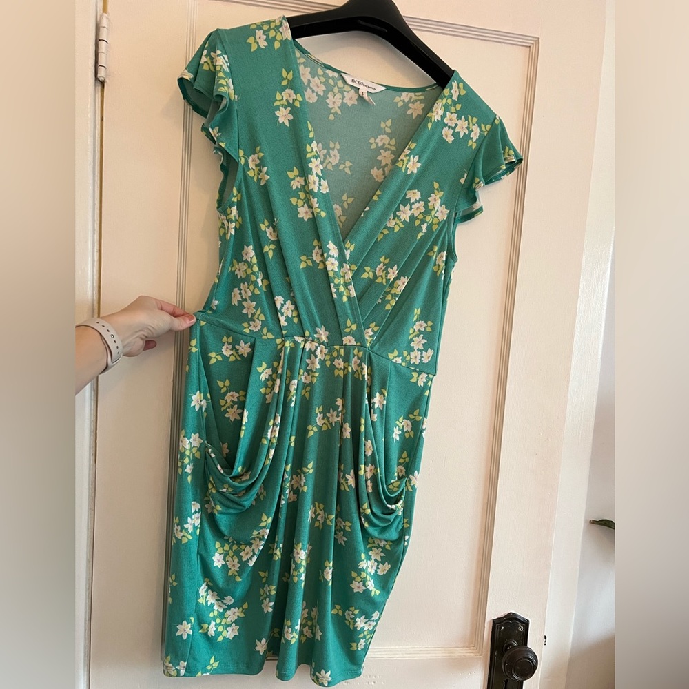 Floral BCBGeneration cocktail dress - Size M, with POCKETS!